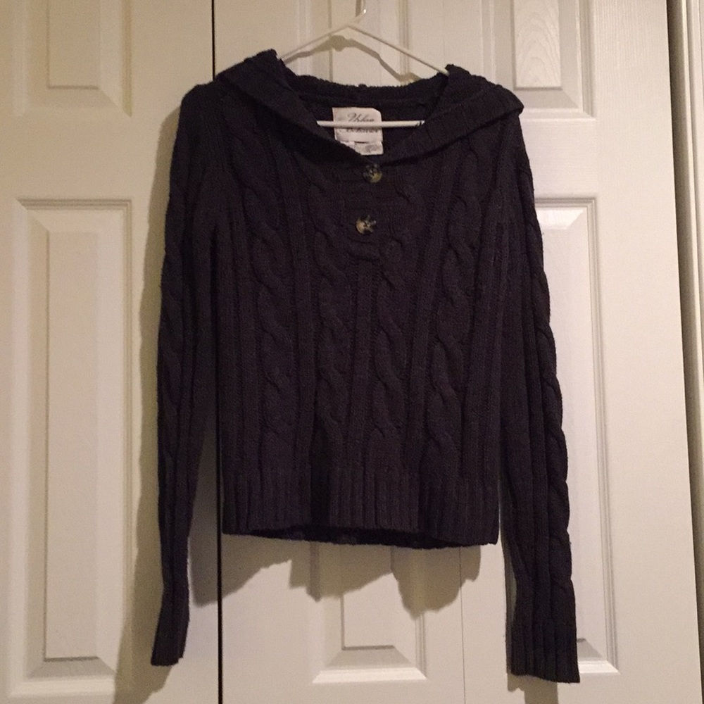 Knitted sweatshirt with 3 buttons and a hood
